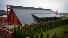 Włókno – cement, czyli dach dla Twojego nowego domu Przemysł, BIZNES - Architekci coraz chętniej wykorzystują włókno-cement w nowo powstałych inwestycjach - nie tylko w budynkach inwentarskich, lecz również w segmencie mieszkaniowym. Idealnym przykładem są inwestycje w Łanach i Oleśnicy.