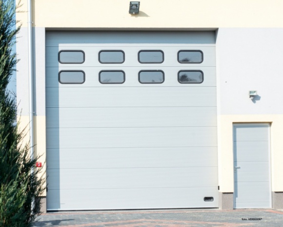 Bramy do zadań specjalnych Przemysł, BIZNES - Bramy przemysłowe muszą być bardziej trwałe niż typowe bramy garażowe. Na co należy zwrócić szczególną uwagę podczas wyboru bramy, do zastosowania w biznesie?