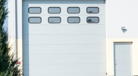 Bramy do zadań specjalnych Przemysł, BIZNES - Bramy przemysłowe muszą być bardziej trwałe niż typowe bramy garażowe. Na co należy zwrócić szczególną uwagę podczas wyboru bramy, do zastosowania w biznesie?