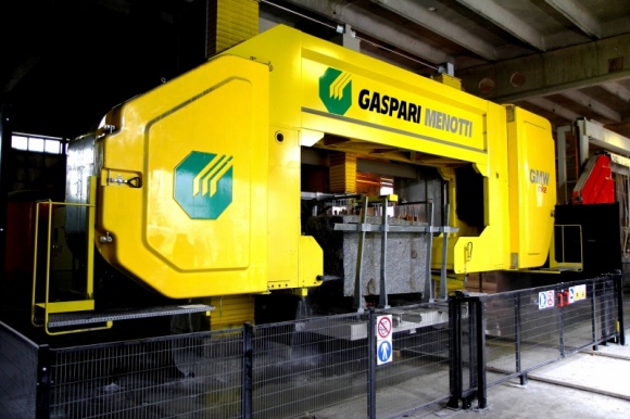 Produkcja płyt granitowych – trak wielolinowy Gaspari Przemysł, BIZNES - Piramida – jeden z polskich liderów w wydobyciu i obróbce kamienia – zakupił wielolinowy trak włoskiej firmy Gaspari. Dzięki inwestycji zwiększyła się wydajność i elastyczność produkcji oraz jakość produktów.