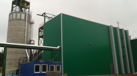 Fabrykę LVL zasila w energię cieplną nowa kotłownia na biomasę Przemysł, BIZNES - Przyglądając się procesowi produkcyjnemu płyt LVL w Czarnej Wodzie nie ma wątpliwości, że każdy gram drewna jest tu na wagę złota. Dzięki nowej, ekologicznej kotłowni o mocy 13,4 MW także resztki poprodukcyjne znajdują swoje zastosowanie – powstaje z nich zielona energia.