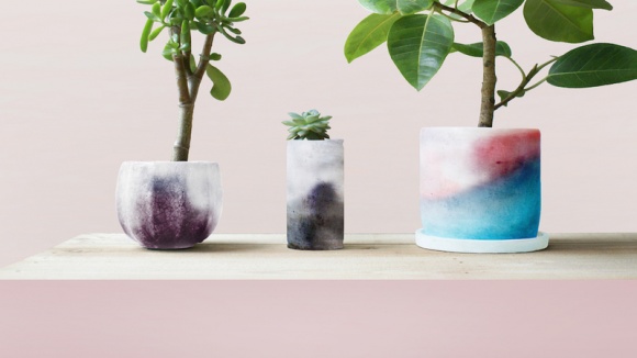 „Plants-skin”, czyli skóra dla roślin Przemysł, BIZNES - Jak działa? Wykonana jest ze specjalnego materiału i atramentu, który zmienia kolory dając sygnał, kiedy roślina wymaga podlania.