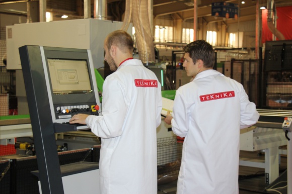 Wydział Technologii Drewna współpracuje z TEKNIKĄ Przemysł, BIZNES - Wydział Technologii Drewna SGGWw Warszawie podpisał porozumienie o współpracy z firmą TEKNIKA. Firma przyjmie na staż słuchaczy Wydziału, którzy będą mogli zgłębiać wiedzę praktyczną m.in. w zakresie automatyzacji i robotyzacji w przemyśle drzewnym i meblarskim.