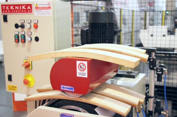 CAMAM - specjalista od krzeseł Przemysł, BIZNES - Praktycznie każdy liczący się producent krzeseł w Polsce co sezon wprowadza do kolekcji nowe stelaże, wymiary, tkaniny i realizuje coraz to bardziej zaskakujące pomysły. Kluczem do realizacji ich potrzeb technologicznych stały się maszyny o bardzo dużej elastyczności.