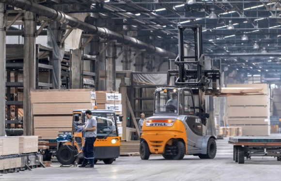 Czyste rozwiązanie intralogistyczne dla branży meblarskiej Przemysł, BIZNES - Dzięki postępowi technologicznemu elektryczne wózki widłowe znajdują dziś zastosowanie w zadaniach zarezerwowanych dotąd dla pojazdów spalinowych. Dobrym przykładem wdrożenia bezemisyjnych maszyn jest fabryka płyt MDF Starwood.