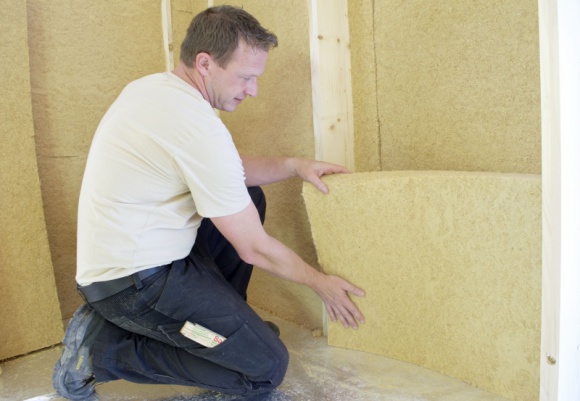 STEICO FLEX 036 – produkt przyszłości budownictwa energooszczędnego Przemysł, BIZNES - Jakość nowych mat STEICOflex 036 uwidacznia się już podczas obróbki, ale wszystkie zalety ten innowacyjny produkt ujawnia w trakcie eksploatacji. Z naturalnym materiałem termoizolacyjnym wykonanym w całości z drewna mieszkańcy domu będą rozkoszować się zdrowym mikroklimatem.