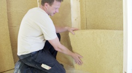 STEICO FLEX 036 – produkt przyszłości budownictwa energooszczędnego Przemysł, BIZNES - Jakość nowych mat STEICOflex 036 uwidacznia się już podczas obróbki, ale wszystkie zalety ten innowacyjny produkt ujawnia w trakcie eksploatacji. Z naturalnym materiałem termoizolacyjnym wykonanym w całości z drewna mieszkańcy domu będą rozkoszować się zdrowym mikroklimatem.