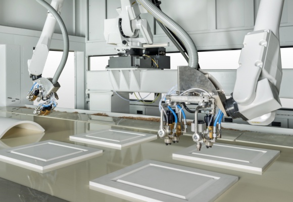 „Nieludzko” doskonały robot Przemysł, BIZNES - iGiottoApp X2 to najbardziej zaawansowana wersja robota antropomorficznego marki Cefla do lakierowania natryskowego z wykorzystaniem technologii 6-osi. Jego elastyczność odpowiada na trend indywidualizacji produkcji mebli, produkowanych metodą just in time.