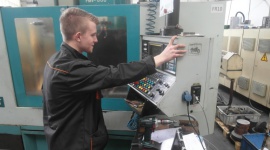 Podlaska KOJA dzieli się wiedzą i doświadczeniem z uczniami Przemysł, BIZNES - Uczniowie Zespołu Szkół Technicznych z Kolna odbywają aktualnie staż w firmie KOJA w Stawiskach.