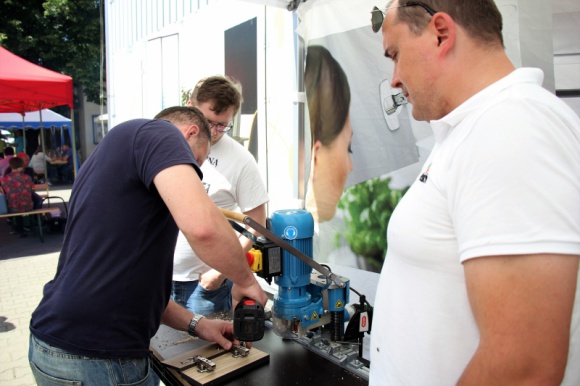 BlueMax Mini typ 2/6 - minimum wysiłku, maksimum wydajności Przemysł, BIZNES - Wiertarko-osadzarki BlueMax firmy Hettich nie zajmą w warsztacie wiele miejsca, ale za to świetnie wykonają zadania związane z precyzyjnym wierceniem otworów pod zawiasy, prowadniki, złącza, prowadnice czy rzędy nawierceń w Systemie 32.