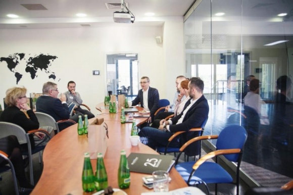 Spotkanie prasowe firmy Budvar Centrum - pozytywne opinie mediów Przemysł, BIZNES - Skomplikowane parametry i właściwości techniczne okien dadzą się odczytać każdemu. Wystarczy tylko wiedzieć, na co zwrócić uwagę i skąd czerpać informacje. Przekonali się o tym dziennikarze podczas konferencji prasowej firmy Budvar Centrum.