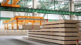 Druga linia do produkcji LVL rozpoczyna regularną produkcję Przemysł, BIZNES - W zakładzie produkcyjnym w Czarnej Wodzie (Polska) zakończono z sukcesem „test 80% mocy“ na drugiej linii do produkcji fornirowego drewna warstwowego.
