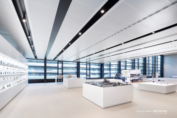 Minimalizm w przestrzeni biur i show roomu BIZNES, Nieruchomości - Biuro minimalistyczne to kierunek nieco pod prąd w obecnych trendach. Jedną z takich realizacji ma na swoim koncie firma Armstrong, producent akustycznych sufitów.