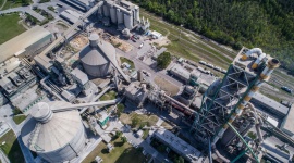 10 lat inwestycji Lafarge w Pomorskiej Specjalnej Strefie Ekonomicznej Przemysł, BIZNES - Lafarge w Polsce od wielu lat realizuje strategię rozwoju i wdrażania innowacji. W ramach Pomorskiej Specjalnej Strefy Ekonomicznej, Grupa LafargeHolcim zainwestowała w Cementownię Kujawy 411 mln zł, przyczyniając się do powstania ponad 60 miejsc pracy.