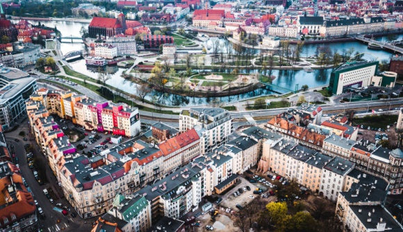 Lokalizacja wyznacza prestiż inwestycji BIZNES, Nieruchomości - Nieruchomości premium cieszą się rosnącym zainteresowaniem. Jednak tym, co różni dzisiejsze podejście do kupowania apartamentów od tego, które przeważało kilkanaście lat temu, jest stosunek do lokalizacji. Jeszcze niedawno większość przeprowadzała się na spokojne przedmieścia.