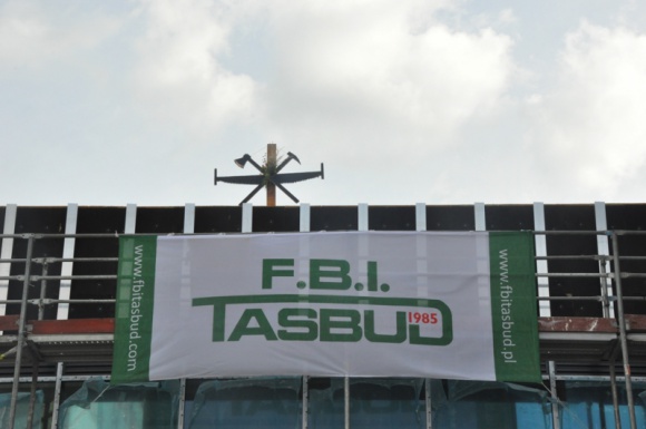 F.B.I. TASBUD S.A. zawiesiła wiechę nad osiedlem Moderna etap 3 BIZNES, Nieruchomości - Na terenie budowy prestiżowego osiedla Moderna etap 3 odbyła się uroczystość zawieszenia wiechy. Generalny Wykonawca, firma F.B.I. TASBUD S.A., realizuje ten nowoczesny projekt na zlecenie Dom Development S.A.