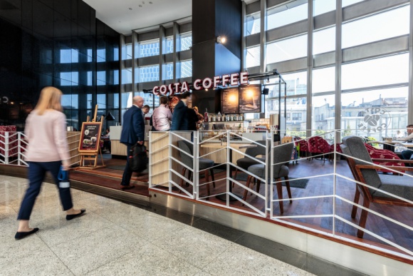 Metamorfoza Costa Coffee w Warsaw Trade Tower BIZNES, Nieruchomości - Kolejna zmiana w Warsaw Trade Tower należącym do funduszu Akron Investment Central Eastern Europe II. Jest nią metamorfoza Costa Coffee, która znajduje się w lobby budynku.