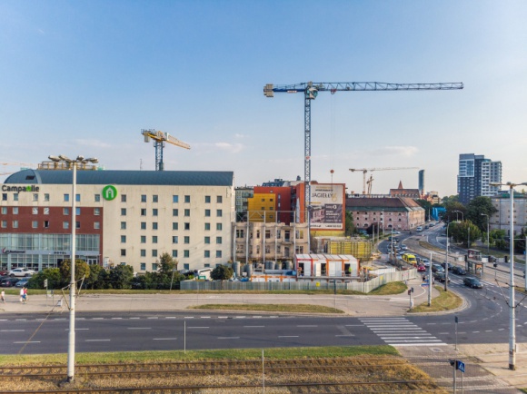 Kamienica przy Jagiełły 6 w trakcie rewitalizacji – stan zero [FOTO] BIZNES, Nieruchomości - Zakończył się kolejny etap budowy apartamentowca przy ul. Jagiełły 6, realizowanego przez Bouygues Immobilier. Stan „zero” został osiągnięty – gotowy jest strop nad garażem. Teraz ekipy budowlane zajmują się realizacją kolejnych pięter budynku. Jak zmienia się okolica?