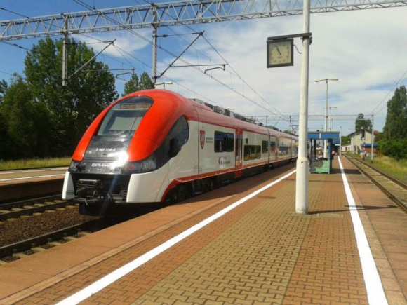 Nowy węzeł Park&Ride w Palędziu już otwarty. Kto skorzysta najbardziej? BIZNES, Nieruchomości - W Palędziu w gminie Dopiewo już jest gotowa stacja, na której zatrzymuje się szynobus kursujący w ramach Poznańskiej Kolei Metropolitanej. Ponadto została przygotowana pełna infrastruktura. Mieszkańcy pobliskich miejscowości bardzo na tym skorzystają.