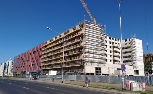 Pixel House na Legnickiej pnie się w górę BIZNES, Nieruchomości - Trzeci etap Pixel House przy ul. Legnickiej 49a sięgnął ostatniej kondygnacji. Budynek ma być gotowy w pierwszym kwartale 2019 roku.