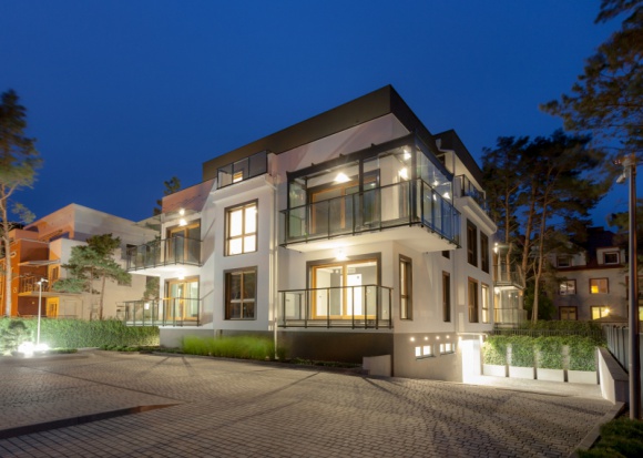 Verano Residence gotowe BIZNES, Nieruchomości - Dekpol zakończył realizację budowy luksusowych apartamentów w Juracie przy ul. Mestwina. Inwestycja powstała z myślą o osobach poszukujących atrakcyjnej nieruchomości pod wynajem. Luksusowe apartamenty są wyposażone m.in. w inteligentny system sterowania FIBARO.