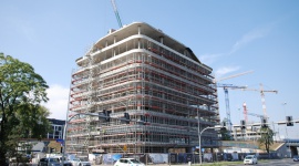 SQ Businnes Center – rozpoczęto montaż szklanej fasady
