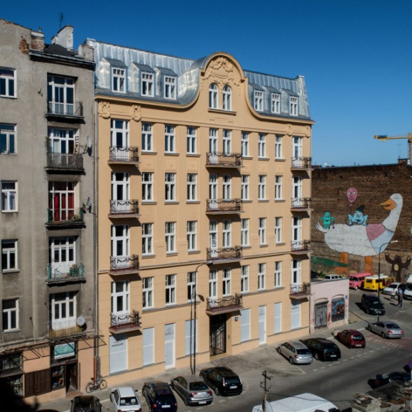 Brzeska jak Ząbkowska? Pierwsza kamienica już po renowacji BIZNES, Nieruchomości - „Kamienica Rybaka” przy Brzeskiej 18 rozpoczęła swoje nowe życie. Jedna z pereł warszawskiej Pragi została oficjalnie otworzona po renowacji. Projekt „Brzeska 18” doczekał się realizacji dzięki inwestorom z firmy Magmillon.