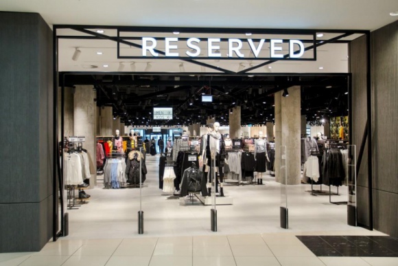 Reserved w nowej lokalizacji i aranżacji w galerii Lublin Plaza BIZNES, Nieruchomości - Nowa odsłona sklepu wpisuje się w koncept marki „Open to Public”, w którym wszystko w sklepie znajduje się na linii wzroku klienta i jest w zasięgu ręki.