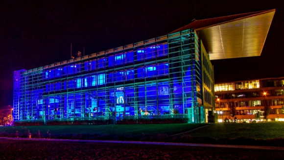 Gra światłem - oświetlenie dobrze zaprojektowane BIZNES, Nieruchomości - Obiekty publiczne, często kojarzące się z szarymi, zachowawczymi gmachami, powoli zaczynają wyróżniać się w miejskiej przestrzeni.