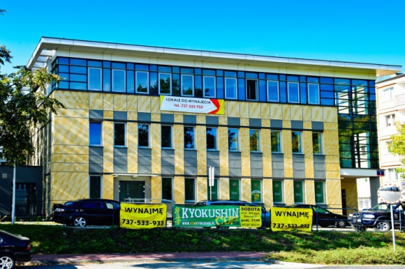 Kompleks biurowy w sercu Ząbek BIZNES, Nieruchomości - Ząbki Office to obiekt handlowo-usługowo-biurowy zlokalizowany niemal w samym centrum miasta. Budynek oferuje najemcom powierzchnie około 700 m2. Inwestorem jest firma WRI Investment.