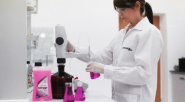 Boryszew ERG z innowacjami na każdą porę roku Przemysł, BIZNES - Boryszew ERG pracuje nad rozszerzeniem portfolia produktowego o kolejne innowacyjne rozwiązania. Szczególnie zaawansowane prace badawcze dotyczą projektu ekologicznego nanopłynu do chłodnic samochodowych i płynu do zabezpieczania przed oblodzeniem samolotów.