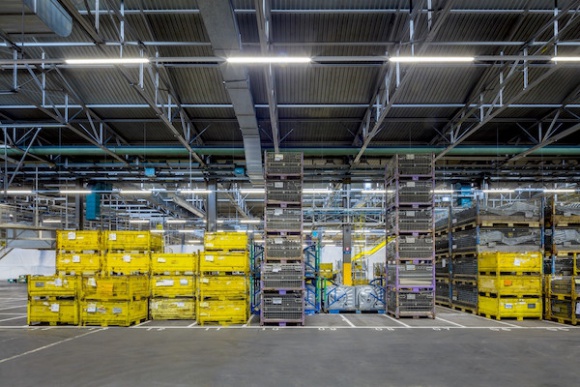 Zakłady Grupy PSA szykują się na przyszłość – case study Przemysł, BIZNES - Właściciel marek Citroen i Peugeot zapowiada na kolejne lata uruchomienie masowej produkcji samochodów elektrycznych i hybrydowych. Sam przy tej okazji modernizuje infrastrukturę i automatyzuje logistykę zakładów, minimalizując finansowe i środowiskowe koszty wytwarzania aut.