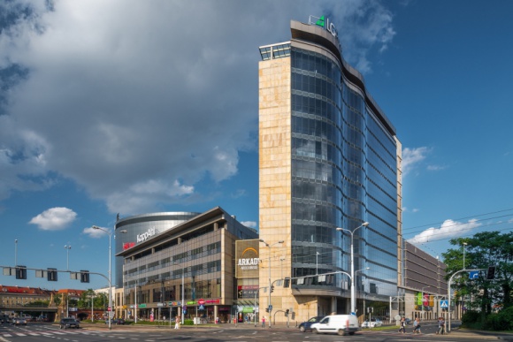 Captrain Polska z nowym biurem w Arkadach Wrocławskich BIZNES, Nieruchomości - Captrain Polska Sp. z o.o. wynajęła unikalne biuro w Arkadach Wrocławskich. Firma oferująca usługi transportu kolejowego zajęła lokal, znajdujący się na ostatnim, 12. piętrze biurowca. To wyjątkowo atrakcyjna przestrzeń o powierzchni 580 mkw.