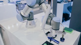 Coboty Universal Robots na targach Automaticon Przemysł, BIZNES - Universal Robots – pionier i lider na rynku robotów współpracujących (cobotów) – zaprasza na stoiska partnerów – Elmark Automatyka i Jorgensen EasyTech: C-26 i J-22 podczas warszawskich targów Automaticon w dniach 26 – 29 marca.