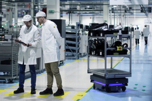 Roboty MiR200 optymalizują intralogistykę w Visteon Electronics Slovakia Przemysł, BIZNES - Roboty MiR200 optymalizują procesy logistyczne w firmie Visteon, usprawniając cykl produkcyjny i zapewniając szybki zwrot z inwestycji