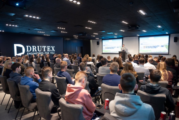 Drutex wspiera rozwój studentów Przemysł, BIZNES - Firma Drutex wraz z Wydziałem Inżynierii Lądowej i Środowiska Politechniki Gdańskiej oraz Kołem Naukowym Technologii i Organizacji Budowy „KOBRa” zorganizował w Bytowie konferencję „Okno na Budownictwo”.