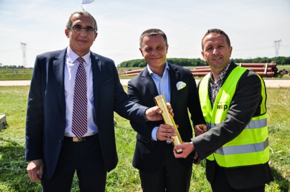 Wmurowano kamień węgielny pod budowę parku MLP Poznań West BIZNES, Nieruchomości - 83.000 m kw. – to docelowa powierzchnia nowo utworzonego w Wielkopolsce centrum logistycznego MLP Poznań West. Wmurowanie kamienia pod budowę parku odbyło się w miniony piątek w Dąbrówce pod Poznaniem na terenie budowy.