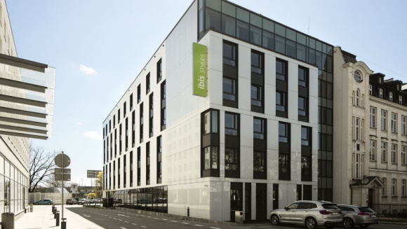 Nowoczesny hotel ramię w ramię z zabytkową kamienicą BIZNES, Nieruchomości - Przylegające do siebie budynki hotelu ibis Styles Warszawa Centrum przy ulicy Zagórnej i zabytkowej kamienicy Wojciecha Sawickiego łączą się w intrygującą całość, która dowodzi, że przenikanie się trendów architektonicznych z różnych epok jest możliwe.