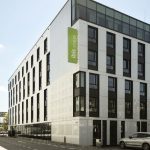 Nowoczesny hotel ramię w ramię z zabytkową kamienicą