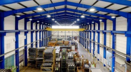 Modernizacja w halach pełnych pras Przemysł, BIZNES - Efektywność energetyczna i emisja CO2 to słowa-klucze opisujące zmiany w europejskich przedsiębiorstwach w ostatnich latach. W zakładzie Hörmann Automotive modernizacja oświetlenia pozwoliła zmniejszyć wydatki na prąd o 70% i uzyskać szereg jakościowych korzyści.