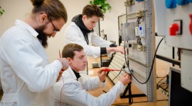 Nowy kierunek z unijnym wsparciem w Białymstoku Przemysł, BIZNES - Jest jeszcze szansa na naukę w nowej klasie od patronatem firmy KAN. 12 lipca ruszyła rekrutacja uzupełniająca dla absolwentów szkół podstawowych.