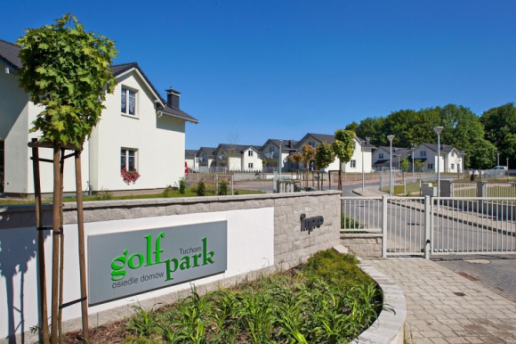 Ostatnie domy na osiedlu Golf Park wprowadzone do sprzedaży BIZNES, Nieruchomości - INPRO wprowadziło do oferty ostatnie domy w ramach etapu D osiedla Golf Park w Tuchomiu. W sprzedaży znalazło się siedem domów, w tym sześć w zabudowie bliźniaczej oraz jeden wolnostojący o powierzchni użytkowej 158 mkw. i 200 mkw.