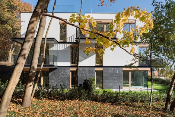 Nowe Kolibki czyli nowoczesny ‘slow life’ według Roark Studio BIZNES, Nieruchomości - W samym sercu tej unikatowej aglomeracji, zaledwie 800 metrów od pięknej, piaszczystej plaży powstało prestiżowe osiedle łączące zalety tętniącego życiem miasta z kojącą bliskością natury.