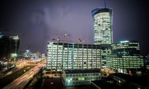 Urzędnicy w nowoczesnych biurowcach