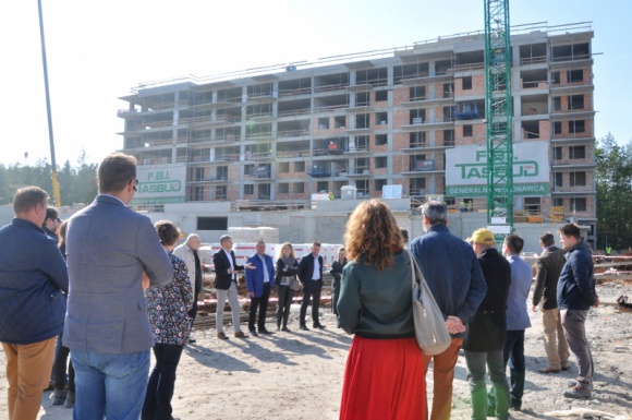 Miasteczko Wawer budowane zgodne z terminem BIZNES, Nieruchomości - Pod koniec września Generalny Wykonawca inwestycji – F.B.I. TASBUD S.A. oficjalnie zawiesił wiechę na budynku kompleksu Miasteczka Wawer. Było to symboliczne zakończenie prac pierwszego etapu budowy, który zakończył się przed harmonogramowym terminem.