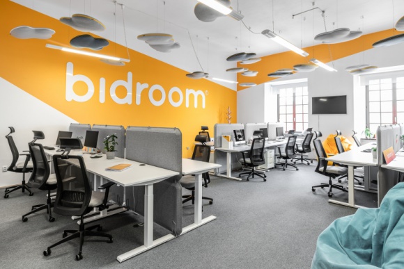 Bidroom - biuro z duszą w samym sercu Krakowa BIZNES, Nieruchomości - Aby nadążyć za szybkim wzrostem firmy, biuro Bidroom, zlokalizowane na krakowskim Rynku Głównym, musiało się powiększyć i przejść gruntowną modernizację. Ze względu na historyczny charakter budynku jednym z głównych wyzwań tego wnętrza była akustyka.