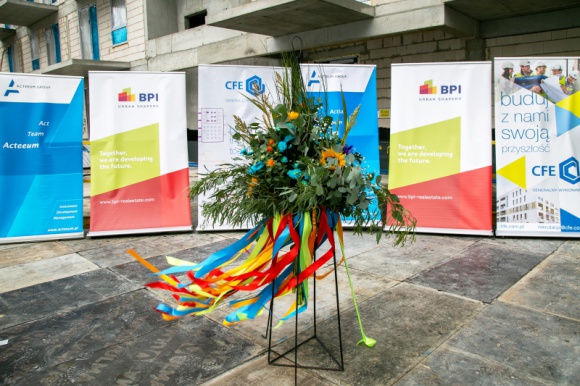 wolaRE i Rezydencja Barska z wiechą BIZNES, Nieruchomości - BPI Real Estate Poland, ACTEEUM Group oraz generalny wykonawca firma CFE Polska zawiesili wiechę na osiedlu wolaRE. Wykonanie najwyższego elementu konstrukcyjnego świętowano także na inwestycji Rezydencja Barska.