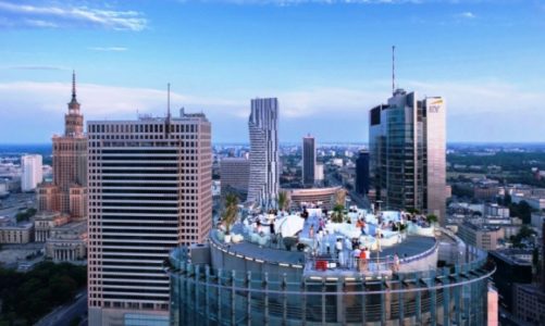 Coraz więcej gastronomii i usług, a mniej sklepów w Warszawie