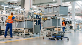 Flota robotów MiR200 usprawnia logistykę w zakładzie Whirlpool w Łodzi Przemysł, BIZNES - Flota robotów MiR200 usprawnia logistykę, zwiększając wydajność pracy w zakładzie Whirlpool w Łodzi.