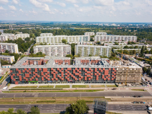 Wrocław: przy Legnickiej przybywa lokali usługowych BIZNES, Nieruchomości - Rosnąca liczba pracowników w dzielnicy Fabrycznej sprawia, że w najbliższej okolicy biurowców rośnie zapotrzebowanie na usługi i gastronomię. W Pixel House ruszyła sprzedaż kolejnych lokali użytkowych. Przedsiębiorcy mogą wybrać powierzchnię od 60 do 430 mkw.